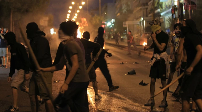 Επεισόδια στο Κερατσίνι με φωτιές και οδοφράγματα