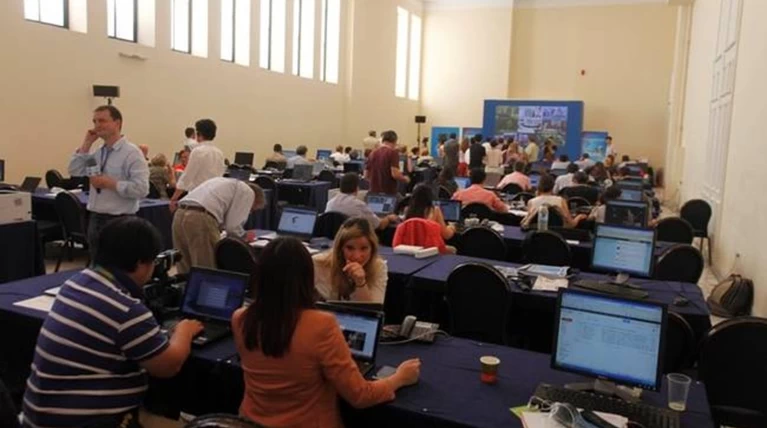 Συνωστισμός ξένων δημοσιογράφων στην Αθήνα για τις αυριανές εκλογές