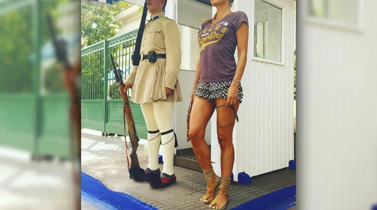 Ο τσολιάς και ο πειρασμός! Η ηθοποιός τον δοκίμασε σκληρά...