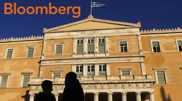 Bloomberg: Οι Ελληνες ψηφίζουν απλά ποιον θέλουν να εφαρμόσει το Μνημόνιο