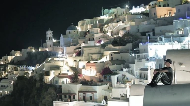 Ο Τζάστιν Μπίμπερ ήρθε στη Σαντορίνη και την αποθεώνει σε 40.000 followers!