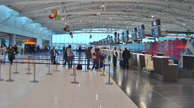 Δυο Γερμανίδες έχουν κάνει σπίτι τους το αεροδρόμιο Λάρνακας