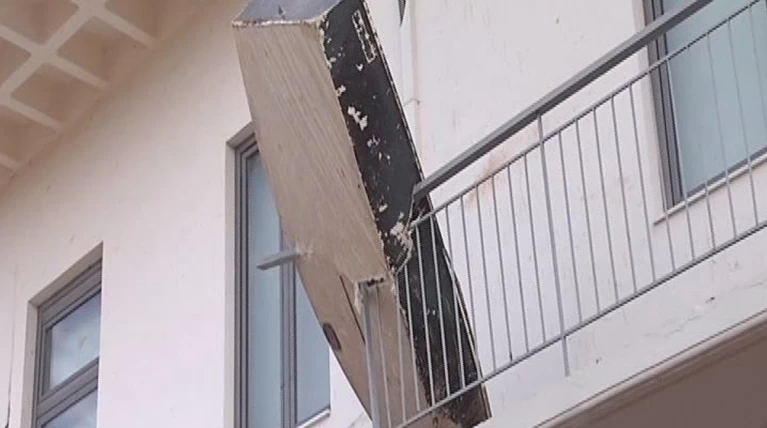 Βάρκα καρφώθηκε σε μπαλκόνι στην Καλαμάτα (φωτό)
