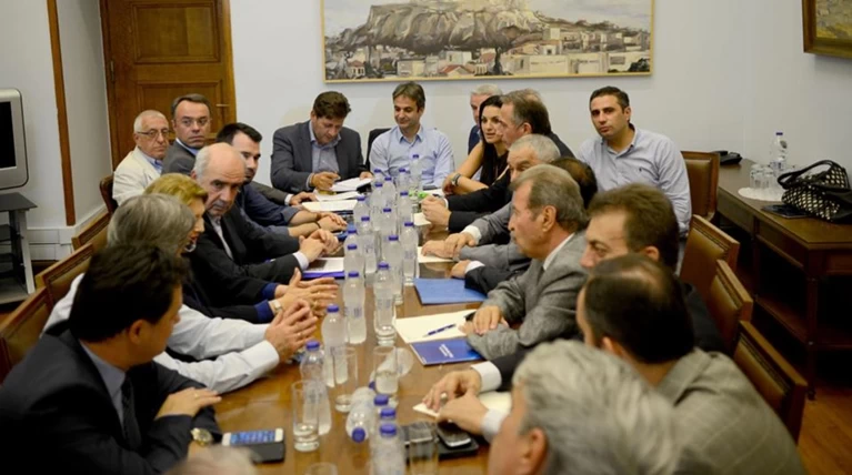 Οι μυστικές «γαλάζιες» δημοσκοπήσεις για τους δελφίνους
