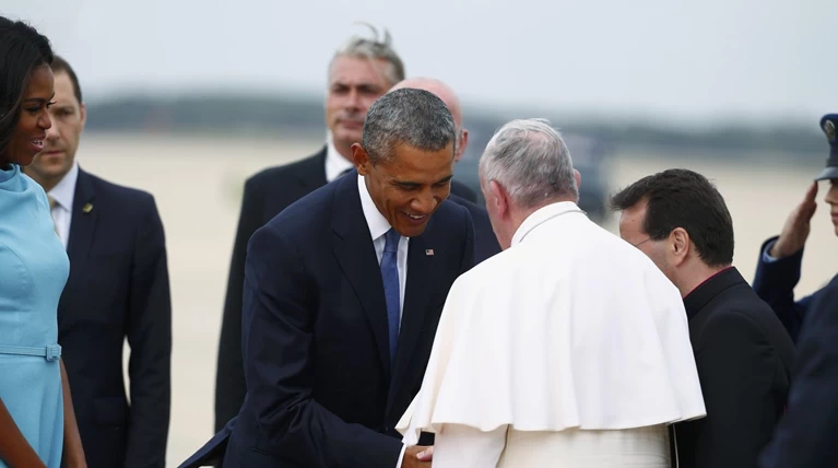 Πρώτη φορά στις ΗΠΑ ο πάπας Φραγκίσκος: η υπόκλιση Ομπάμα