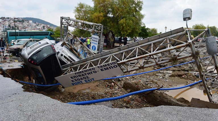 Εικόνες χάους στη Σκόπελο μετά τις πλημμύρες (φωτο-βιντεο)
