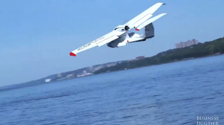 Υπέροχη πτήση με ένα υδροπλάνο... μόνο για δύο