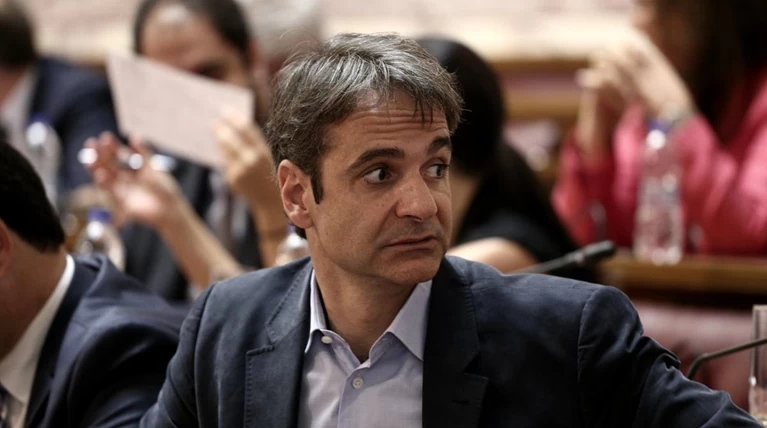 Ο Επίτιμος στηρίζει Κυριάκο και αδειάζει τη Ντόρα