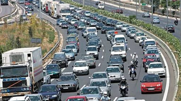Διπλό τροχαίο στην Εθνική Αθηνών-Λαμίας με νταλίκα που δίπλωσε