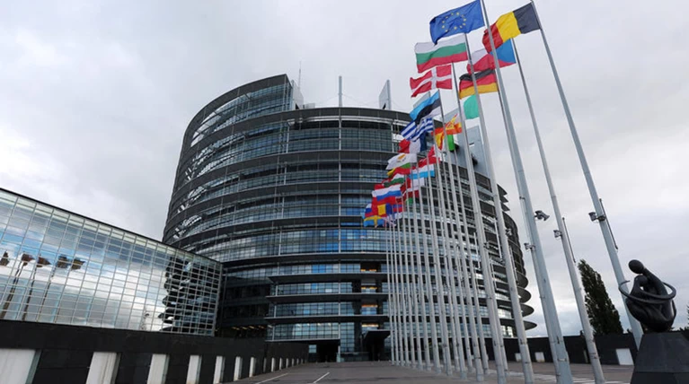 Bloomberg: Θα αργήσει πολύ η ένταξη των ελληνικών ομολόγων στο QE της ΕΚΤ