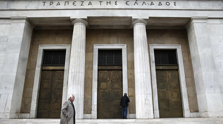 Κάτω οι καταθέσεις των νοικοκυριών, πάνω των επιχειρήσεων