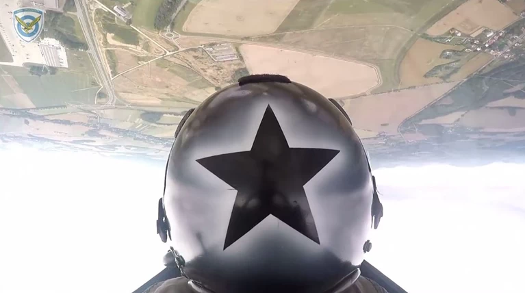 Πτήση που κόβει την ανάσα μέσα σε ελληνικό F16!