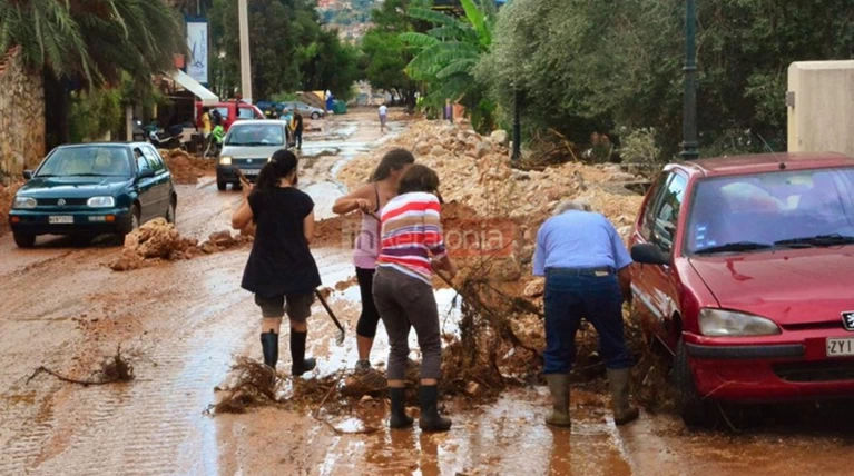 Νερά, λάσπη & μπάζα έχουν πνίξει την Κεφαλονιά (φωτό)