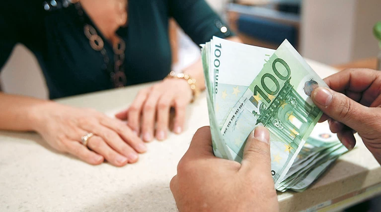 Εισέπραττε την σύνταξη του πατέρα της τρία χρόνια μετά το θάνατό του