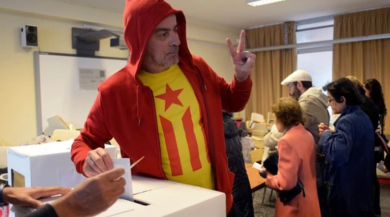 Στις κάλπες οι Καταλανοί για το άτυπο δημοψήφισμα