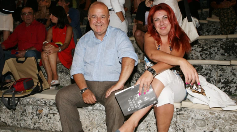 Ο Χαϊκάλης παντρεύεται με πολιτικό γάμο την κοκκινομάλλα αστυνομικό του