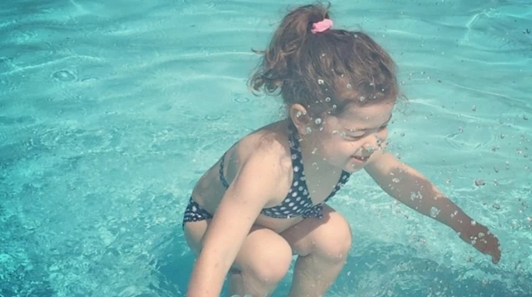 Το κορίτσι βρίσκεται πάνω ή κάτω από το νερό;Η φωτό που τρέλανε το internet