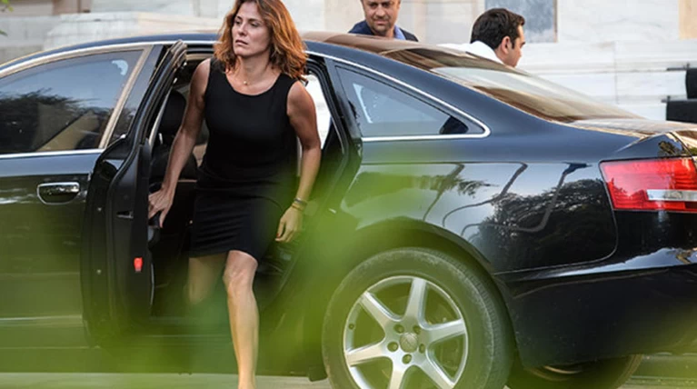 Με λιτό,αλλά κομψό φόρεμα απόψε στο δείπνο Ομπάμα η Μπέτυ Μπαζιάνα