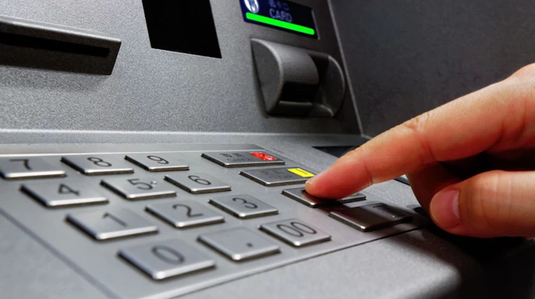 Capital controls: Πότε μπορείτε να σηκώσετε πάνω από 420€ από την τράπεζα