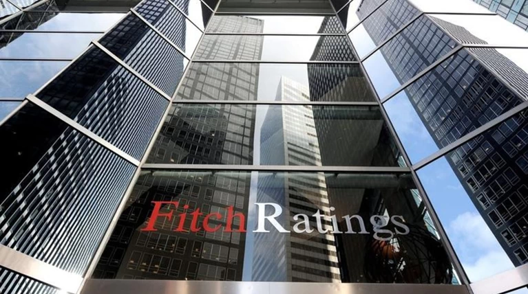 «Επίθεση» της Fitch στην ΕΚΤ: Κρατά τους επενδυτές στο σκοτάδι