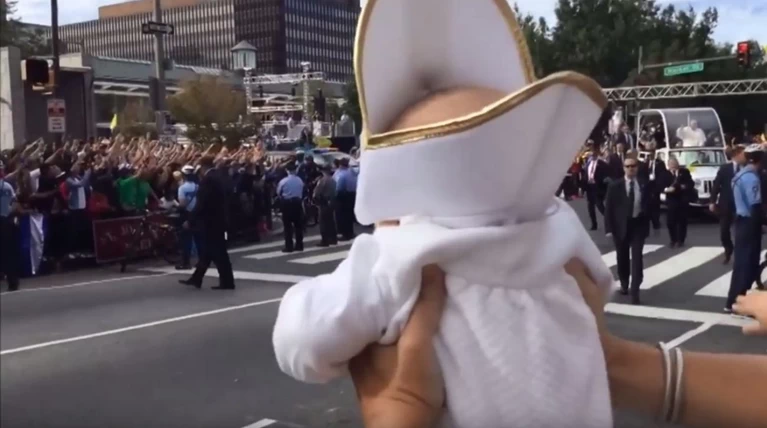 Μωρό ντυμένο Πάπας έκανε τον Πάπα να ξεκαρδιστεί!
