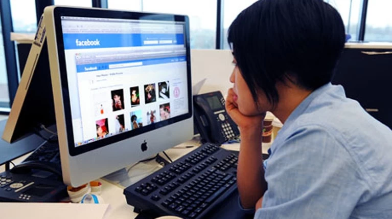 Τι κρύβεται πίσω από τα απανωτά κρασαρίσματα του Facebook