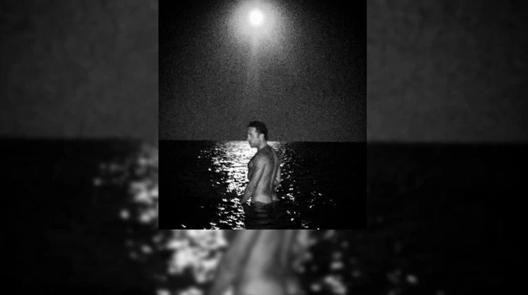 Γυμνός ο Μαζωνάκης γιόρτασε το «Super Blood Moon»!