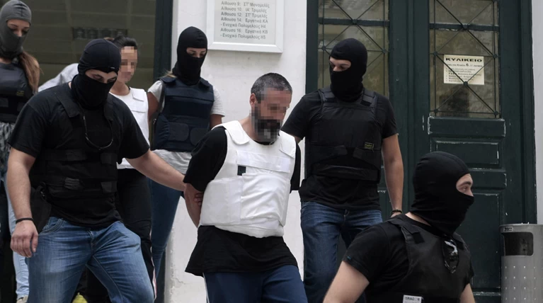 Καθαρά τα όπλα στον Μώλο, αναζητούν γιάφκα στην Αθήνα