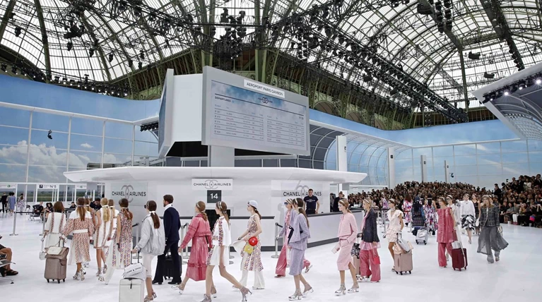 Chanel:Αριστουργηματικό αεροδρόμιο στα πόδια της Τζένερ.Μαγικές εικόνες