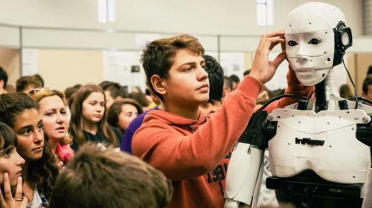 Ο 15χρονος Ελληνας μαθητής που κατασκευάζει ανθρωποειδή ρομπότ