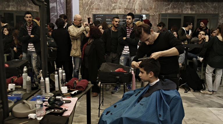 Πάρτι και ...κούρεμα στη μέση της Πανεπιστημίου