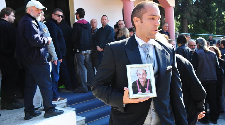 Πλήθος κόσμου στην κηδεία του Κώστα Τσάκωνα