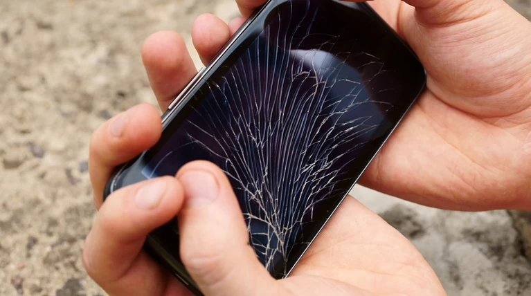 Πώς καταστρέφουν οι Eλληνες τα smartphones-γιατί δεν επισκευάζουν την οθόνη
