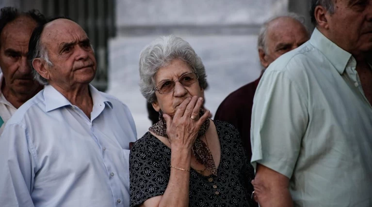 Πώς και πόσο μειώνονται οι συντάξεις: Τα τρία κριτήρια