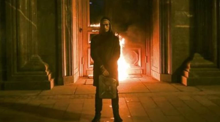 Ένας καλλιτέχνης βάζει φωτιά στην KGB