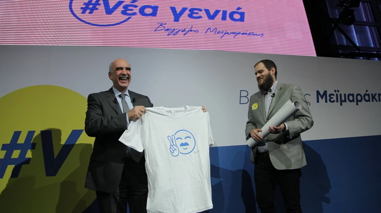 Ο Μεϊμαράκης και σε t.shirt με...γελαστό μουστάκι