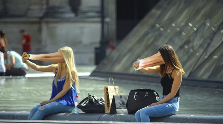 Ένα πρότζεκτ για τα πρόσωπα που ρουφάει η οθόνη των smartphones