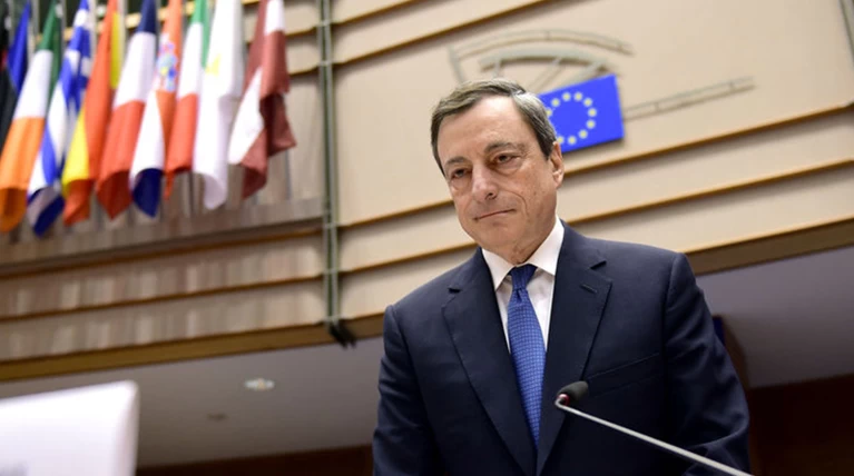 Ντράγκι: Η ΕΚΤ μπορεί να αγοράσει ελληνικά ομόλογα