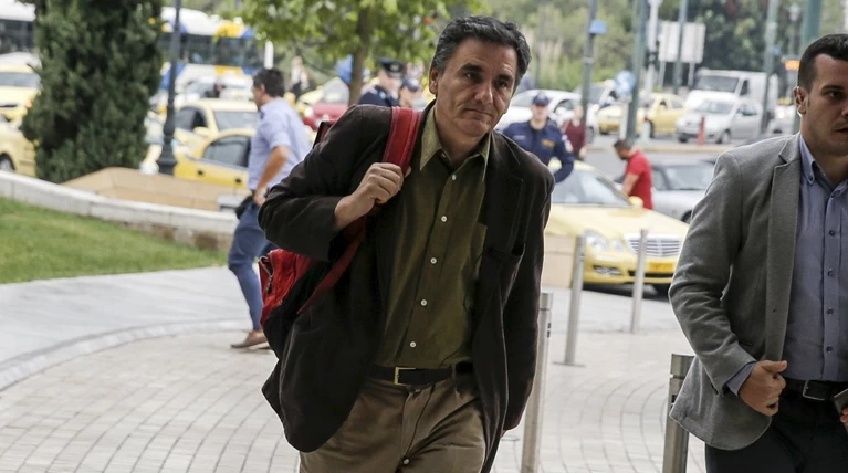 Λύση στο τραπέζι για κόκκινα δάνεια, ΦΠΑ & 100 δόσεις