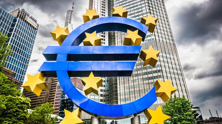 EKT: Μειώθηκε ο κίνδυνος χρεοκοπίας στην Ελλάδα, αλλά παραμένει υψηλός