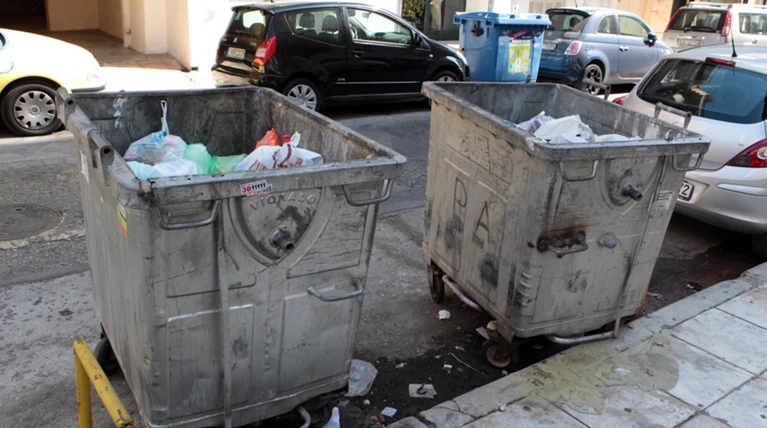Δήμος αποζημιώνει οδηγό για ζημιές στο ΙΧ του από κάδο!