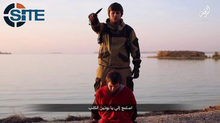 Ο ISIS απαντά στη Μόσχα με νέο βίντεο φρίκης: αποκεφαλισμός Ρώσου
