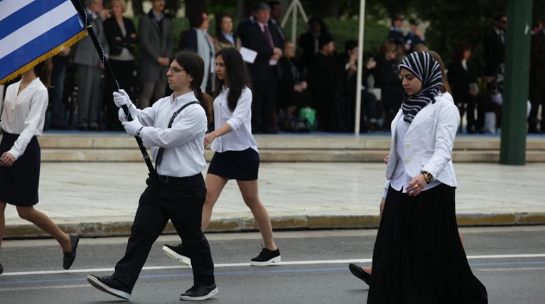 Μαθήτρια με μαντήλα στην παρέλαση για την εθνική επέτειο