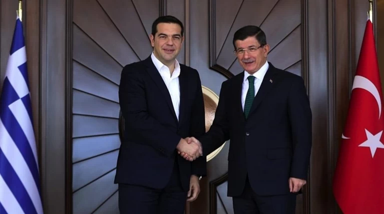Ο Νταβούτογλου προσκαλεί τον Τσίπρα στην Τουρκία για το προσφυγικό