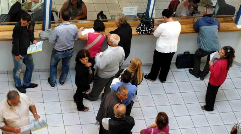 Φρένο στις κατασχέσεις καταθέσεων για χρέη στο Δημόσιο