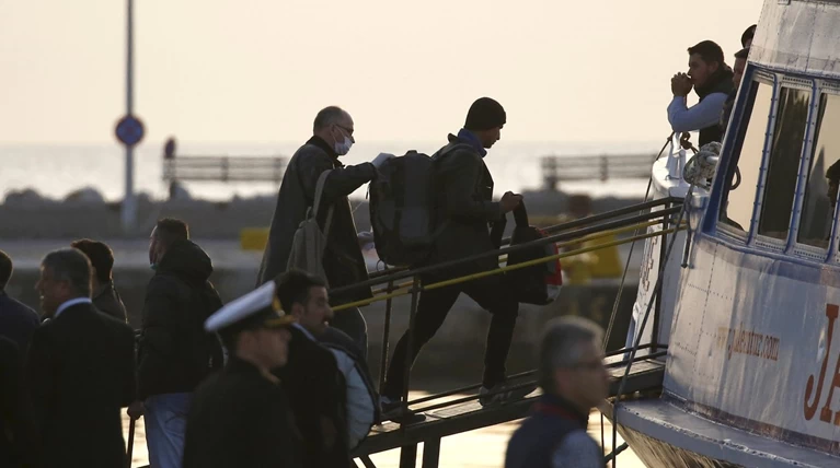 Υπό δρακόντεια μέτρα η πρώτη επαναπροώθηση μεταναστών στην Τουρκία
