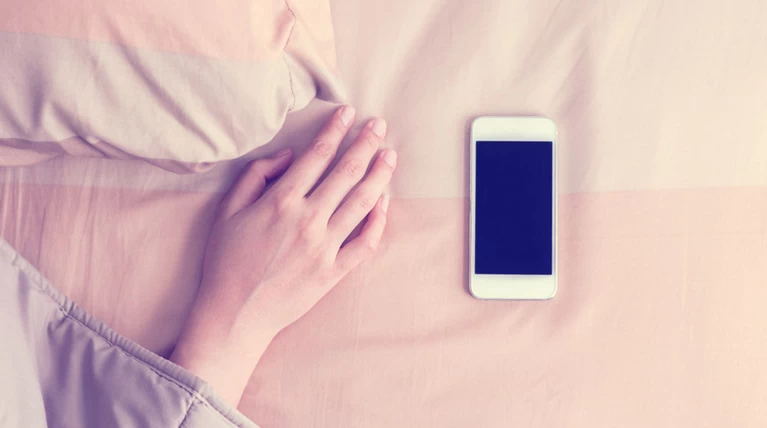 Να γιατί δεν πρέπει να κοιμόμαστε αγκαλιά με το κινητό μας
