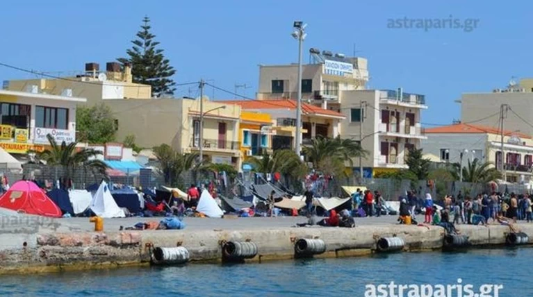 Χώρισαν το λιμάνι Χίου στα δυο: για πρόσφυγες & πλοία: απίστευτη λύση