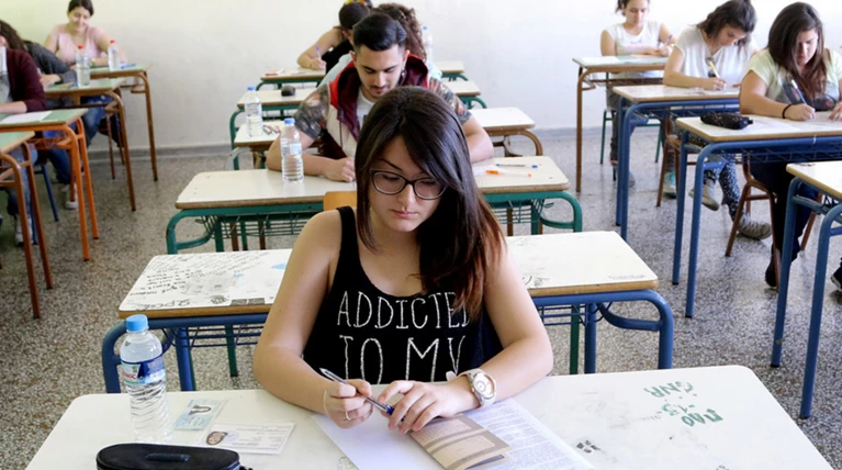 Αλαλούμ στην παιδεία για τη βάση του 10 «στην πλάτη» των μαθητών