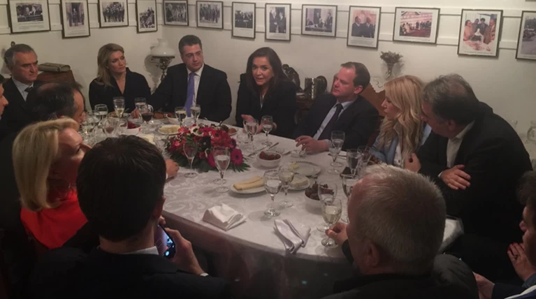 Ο δείπνος της Ντόρας στη "φωλιά του καραμανλισμού"